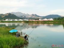 酷暑下的馬陵水庫釣魚者