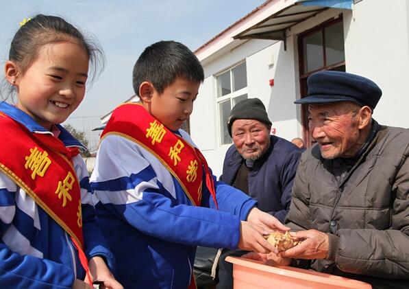 “學(xué)雷鋒日”單縣人民路小學(xué)生走進(jìn)萊河敬老院